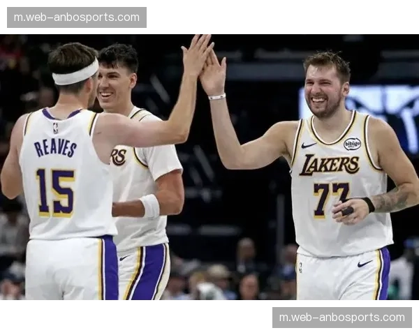 东契奇与詹姆斯合砍48分 湖人双核驱动末节收比赛