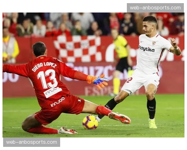 塞维利亚防守时缺乏应变能力，少一人作战情况下漏洞放大